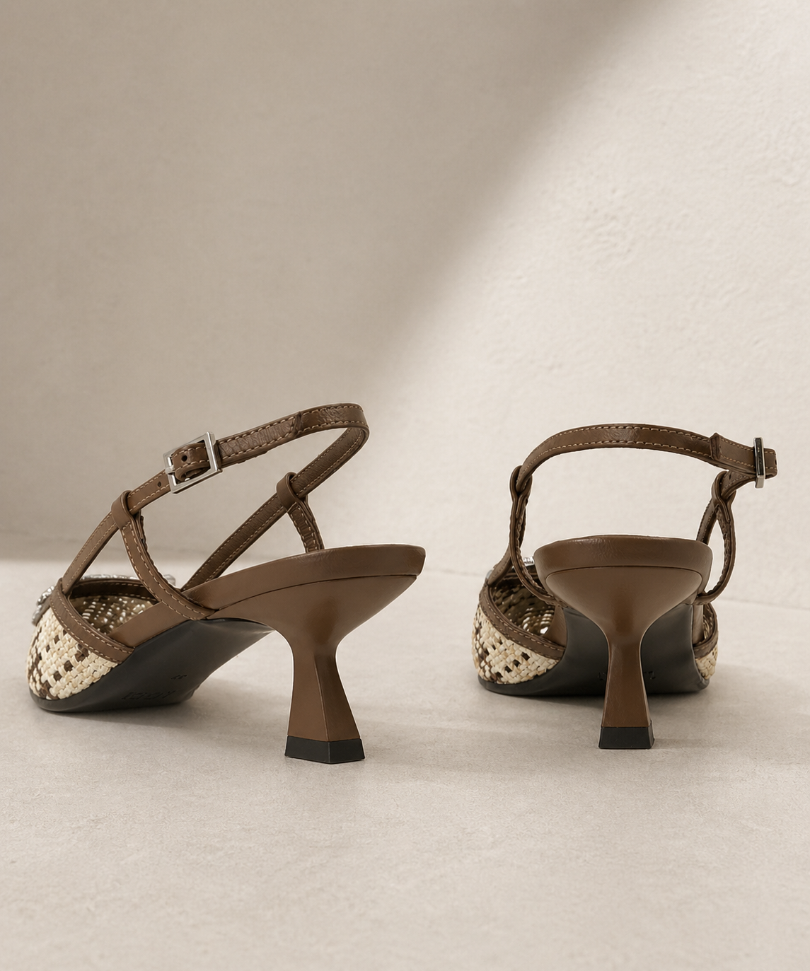 Slingback-Pump mit Glitzerbrosche