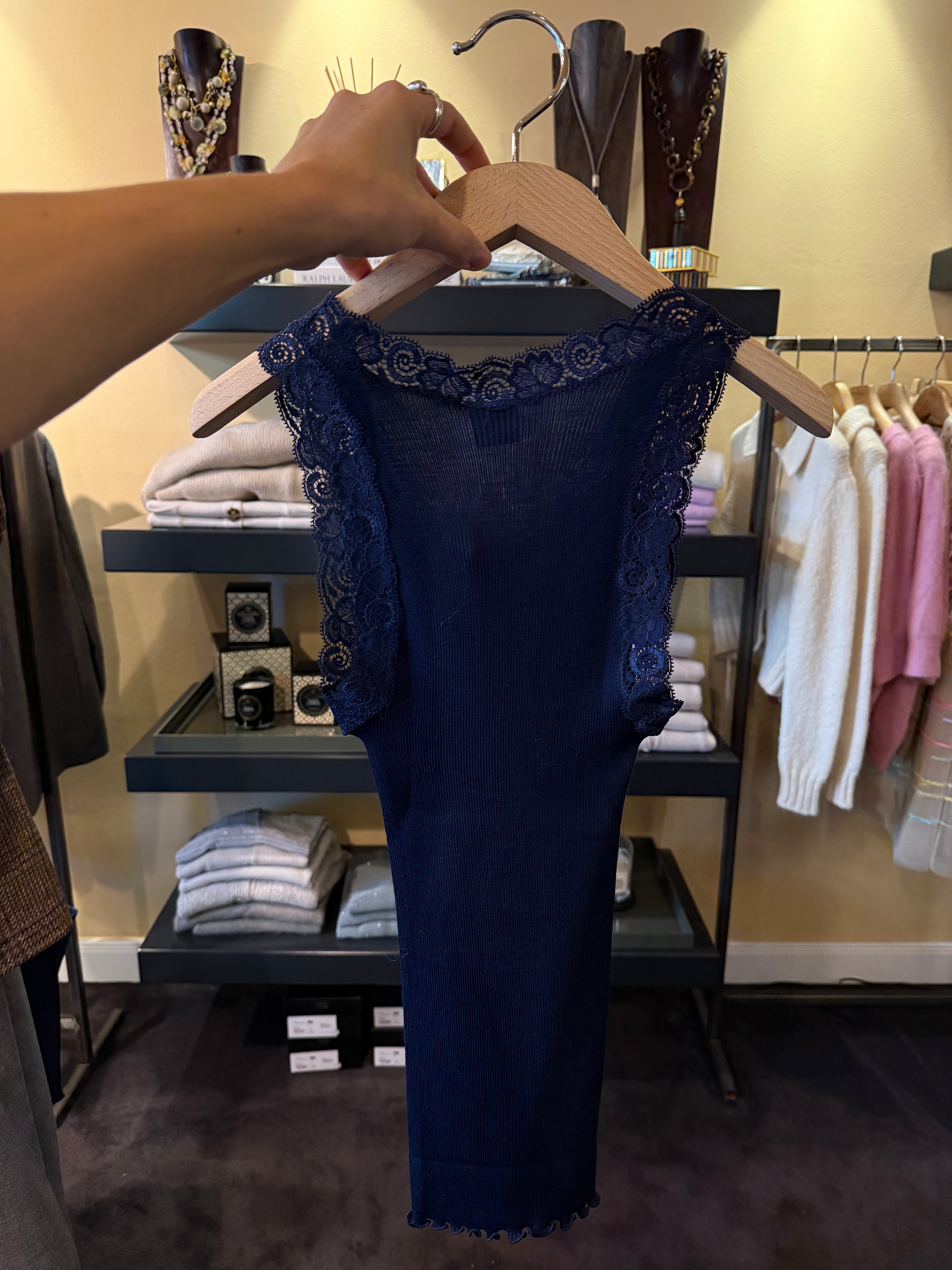 Tanktop mit Spitze in Navy