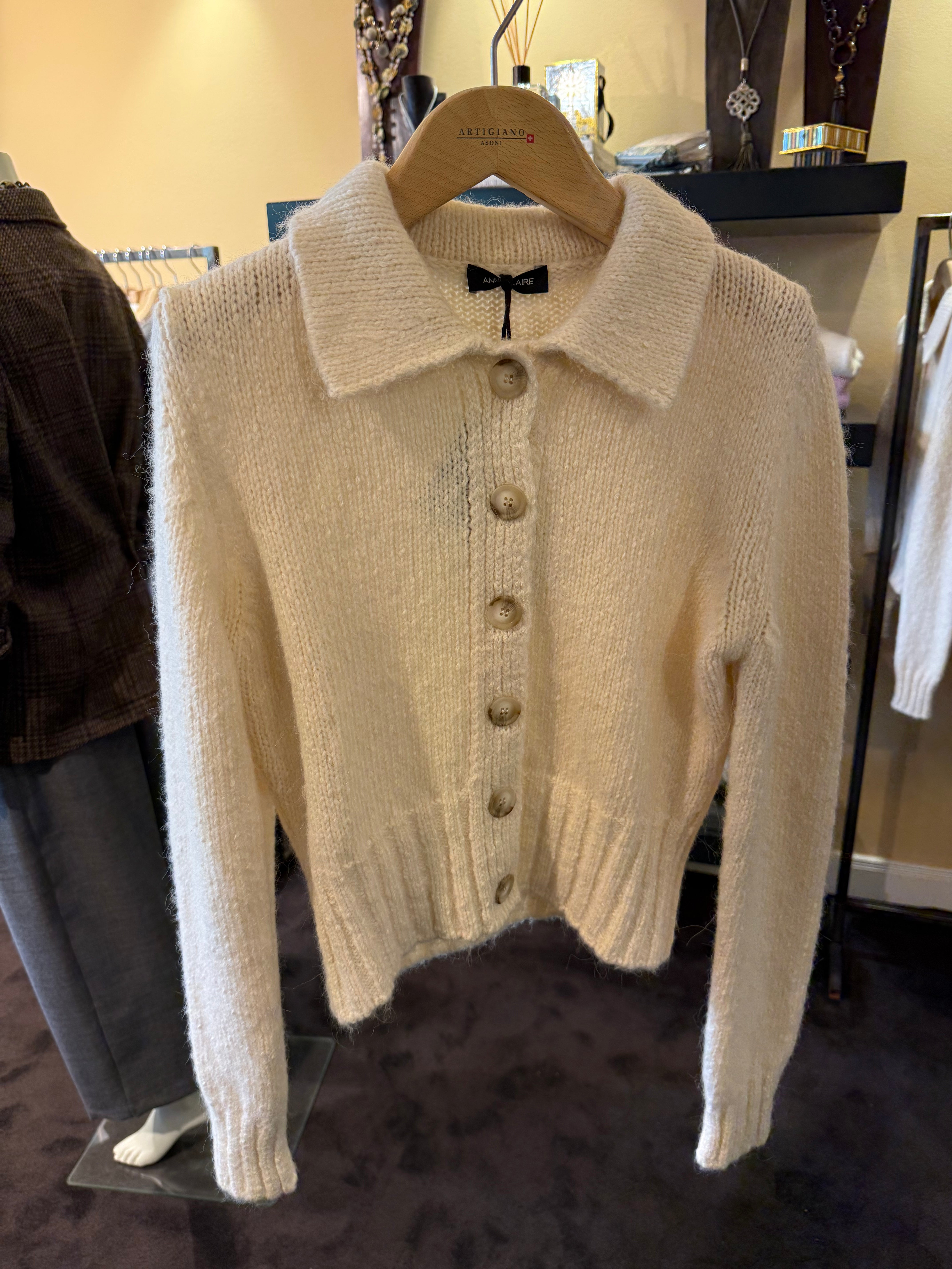 Strickjacke mit Kragen in Off-White