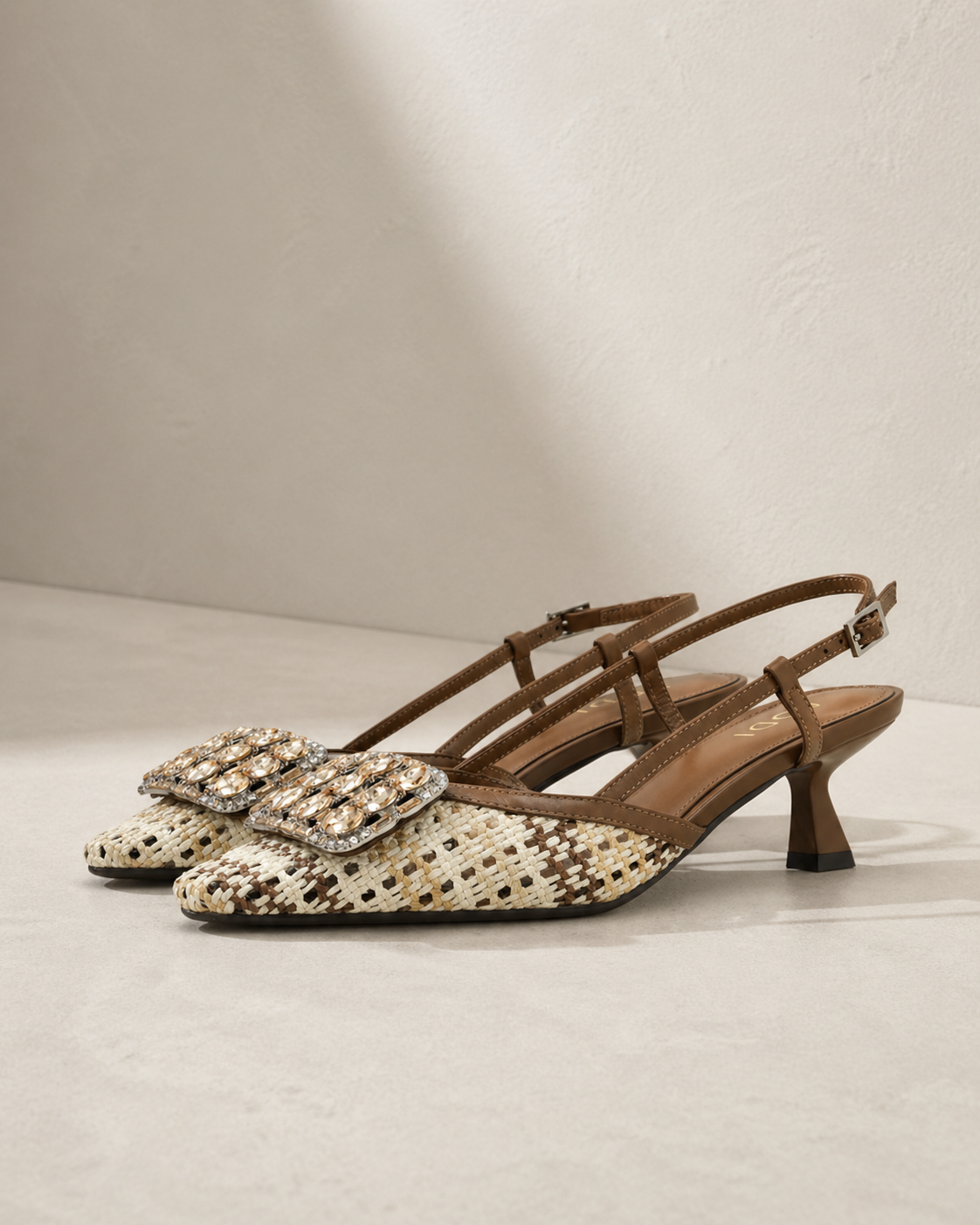 Slingback-Pump mit Glitzerbrosche