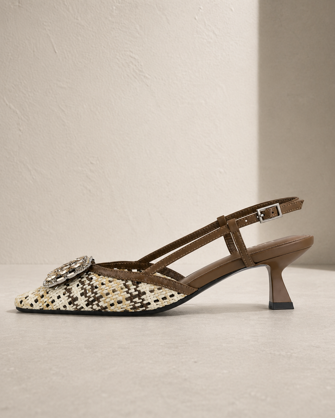 Slingback-Pump mit Glitzerbrosche